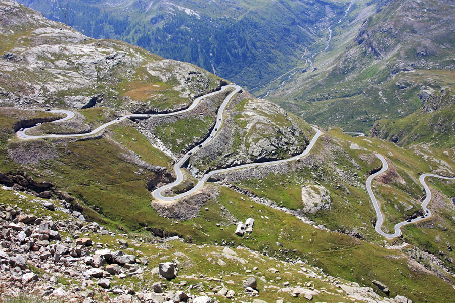 File:ColleDelNivolet strada.jpg