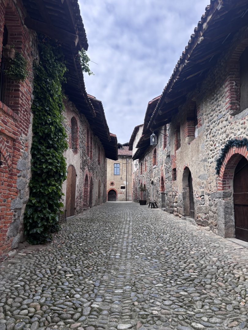 File:Ricetto di Candelo Street.jpg